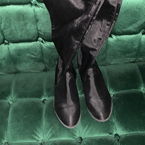 Thigh high flat boots - Picture 2 of 4